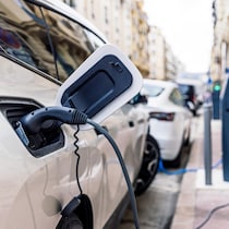 Recharge d'une voiture électrique à la borne électrique dans la rue.