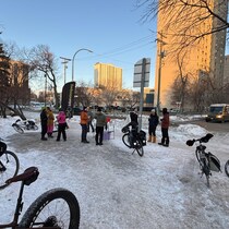 Des personne à côté de leur bicyclette.