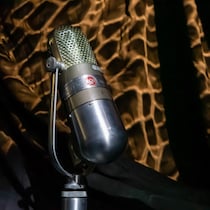 Un ancien micro de radio.
