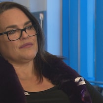 Une femme en entrevue.
