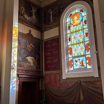 L'un des vitraux de la co-cathédrale Notre-Dame-de-l'Assomption de Gravelbourg, en Saskatchewan, en octobre 2025.