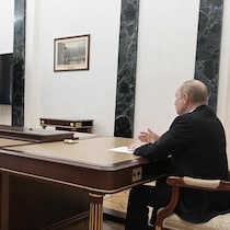 Vladimir Poutine lors d'un entretien avec son ministre de la Défense Sergei Shoigu et chef d'état-major Valery Gerasimov le dimanche 27 février.