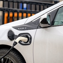Une voiture électrique connecté à une source d'alimentation pour charger la batterie