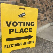Une place indiquant un bureau de vote d"Élections Alberta.