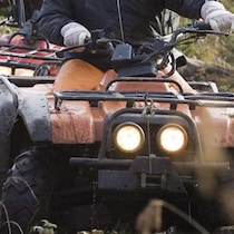 Un homme sur un VTT.