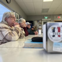 Des gens regardent un téléviseur. 