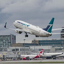 Un avion de WestJet décolle à l'aéroport Montréal-Trudeau le 24 avril 2023.