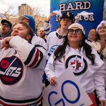 Des partisans des Jets de Winnipeg lors d'un match.