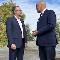 William Azaroff fait face à Pete Fry, le 8 septembre 2026 à Vancouver.
