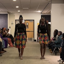 Deux jeunes filles afrodescendantes lors d'un défilé.