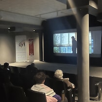 Des personnes regardent un film dans une salle de cinéma le 29-03-2026.