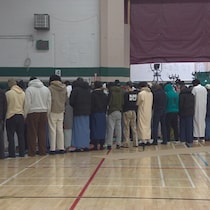 Des personnes faisant la prière dans un gymnase le 21-02-2026.