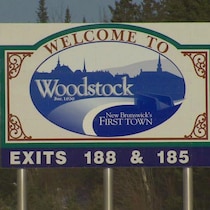 Le panneau à l'entrée de la ville de Woodstock. 