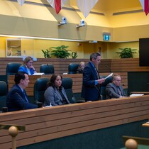 Le premier ministre Currie Dixon s'adresse à l'Assemblée législative