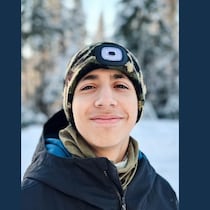 Photo d'un adolescent en habit hivernal, décédé lors d'une sortie de ski.