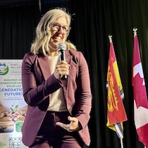 Susan Holt est devant une salle de 400 personnes.