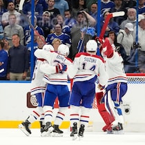 Des joueurs célèbrent leur victoire près d'adversaires.