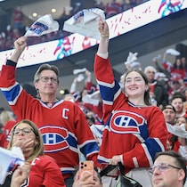 Des partisans et partisanes dans les gradins.
