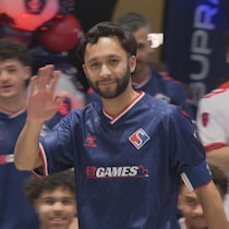 Un joueur de soccer salue la foule.