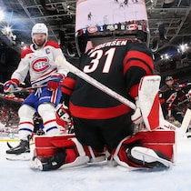 L'attaquant du Canadien regarde le gardien, qui vient de réaliser un arrêt.
