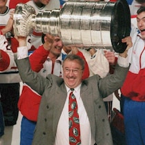 L'entraîneur-chef du Canadien de Montréal Jacques Demers brandit la coupe Stanley le soir du 6 juin 1993.