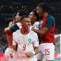 Des joueurs de soccer célèbrent leur victoire.
