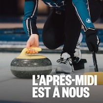 Gros plan d'une joueuse de curling accroupie qui tient une pierre dans sa main droite.