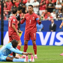 Ronaldo parlant à l'arbitre alors qu'un joueur du Congo est au sol.