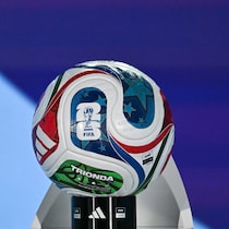 Le ballon tient sur un présentoir.