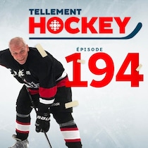 Un homme se prépare pour une mise en jeu à côté du logo de Tellement Hockey.
