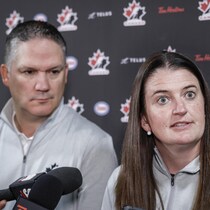 Un homme et une femme répondent à des questions pendant un point de presse.