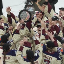 Une équipe de hockey féminin fête sa victoire d'un championnat.