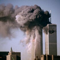 Un immense nuage de fumée s'échappe des tours.