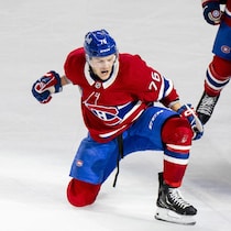Un hockeyeur célèbre son but.