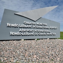 L'enseigne de l'aéroport près de la route.