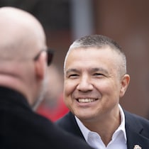 Un homme souriant.