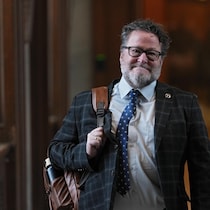 Donald Martel marche à l'Assemblée nationale.