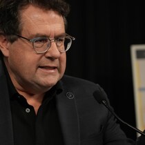 Bernard Drainville en conférence de presse.