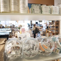 Des produits sur une tablette dans le dépanneur
