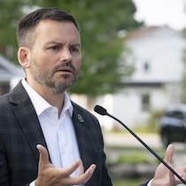 Paul St-Pierre Plamondon en point de presse.