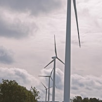 Trois grandes éoliennes.