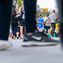Un plan serré sur des gens qui marchent dans une foule au centre-ville de Regina.