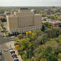 L'Hôtel Saskatchewan et le parc Victoria, au centre-ville de Regina, en Saskatchewan, en septembre 2023.