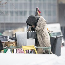 Un itinérant tente de se réchauffer.