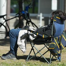 Un homme sur une chaise.