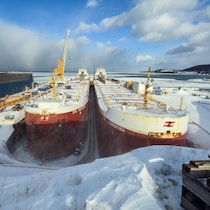 Deux navires dans une cale sèche en hiver.