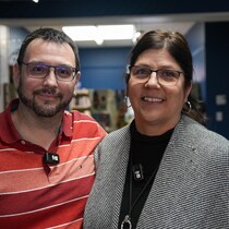 Anthony Teasdale et Sheila Gauvreau dans leur librairie.
