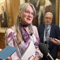 Lyne Chantal Boudreau parle à des journalistes.