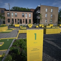 La Ville de Montréal a installé un minigolf sur un terrain qui abritait une ancienne station service.