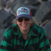 Annie-Claude Thériault, dehors, portant une casquette et des lunettes de soleil.
